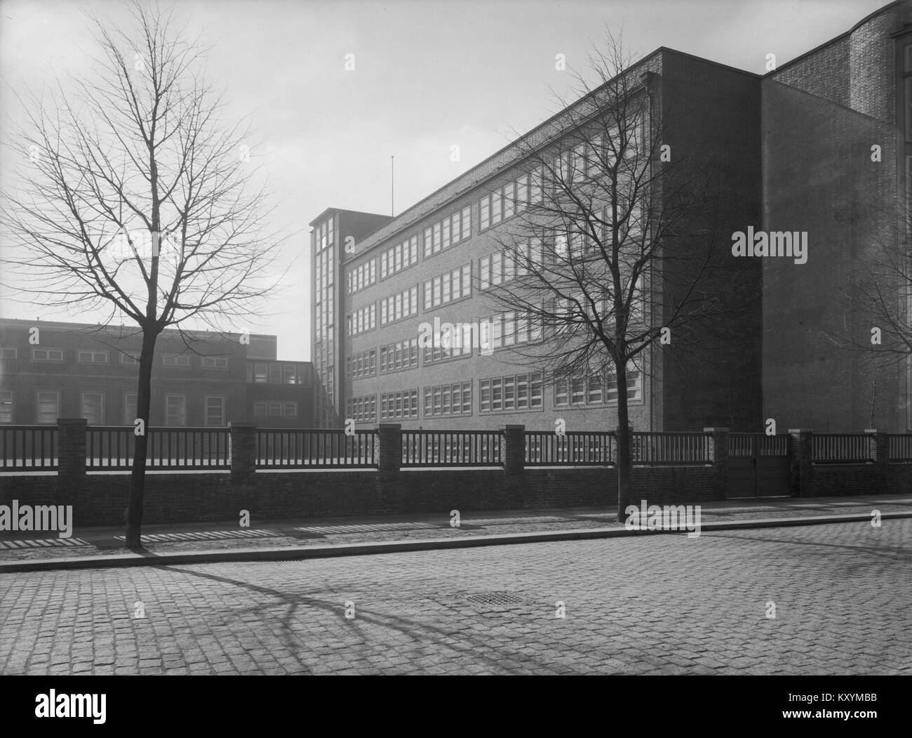 Die Schule Marienthaler Straße ist eine deutsche Schule, die lokale Schülerinnen und Schüler mit Unterrichtsräumen und Einrichtungen für akademische und außerschulische Aktivitäten anbietet. Stockfoto