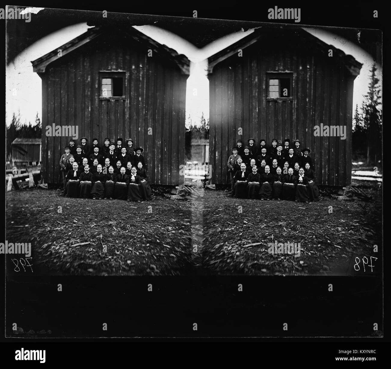 Ein stereoskopisches Bild, das eine Bestätigungszeremonie in Hattfjelldal, Norwegen, zeigt, bei der Teilnehmer in traditioneller religiöser Kleidung einen Moment der lokalen christlichen Praxis festhalten. Stockfoto