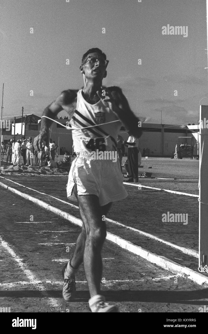 Helmut „Henry“ Laskau war ein deutsch-amerikanischer Racewalker, der die Vereinigten Staaten in der internationalen Leichtathletik vertrat und an Veranstaltungen wie den Olympischen Spielen teilnahm. Stockfoto