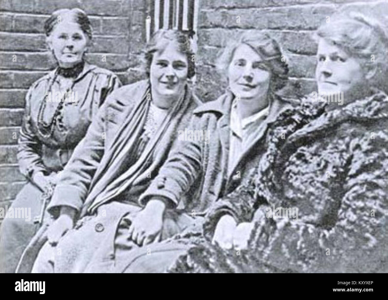 Eine historische Fotografie, die Hettie Wheeldon, Winnie Mason und Alice Wheeldon, britische politische Aktivisten, die im frühen 20. Jahrhundert mit Antikriegsbewegungen in Verbindung gebracht wurden, zeigt. Stockfoto