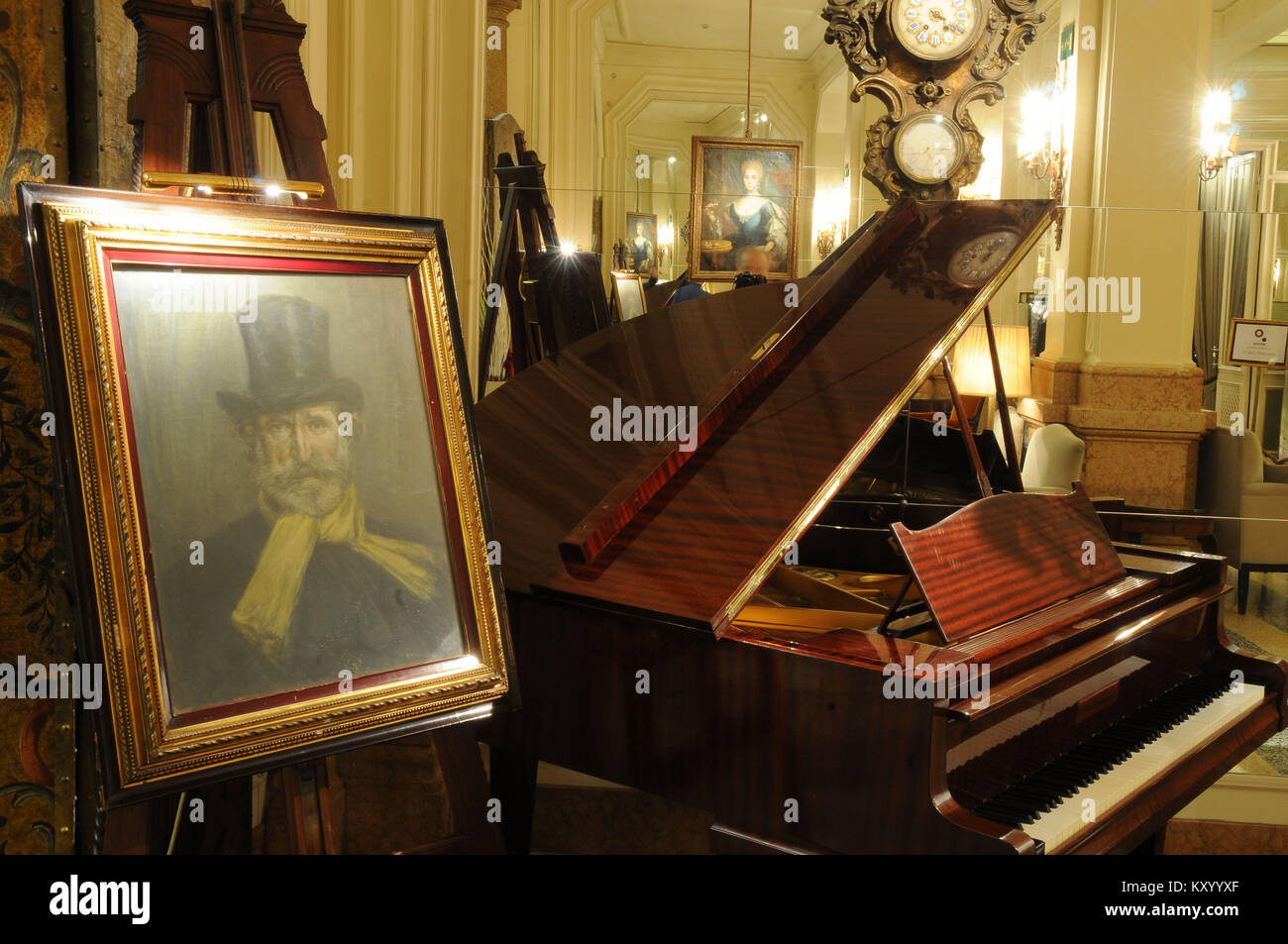 Horizontal Black White Inside Piano Stockfotos und -bilder Kaufen - Alamy