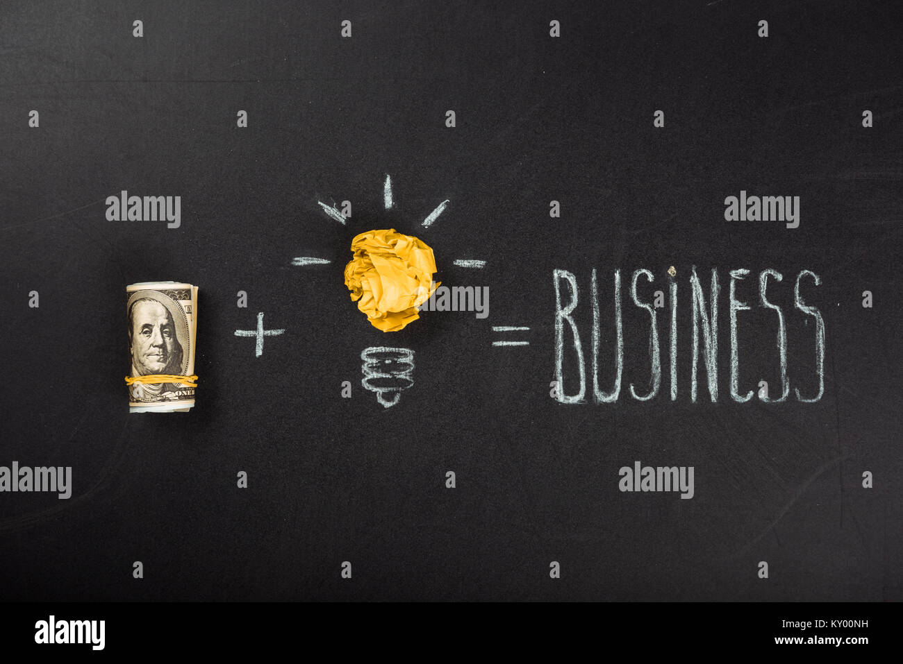 Business Konzept der Glühbirne Symbol und Geld auf Tafel gemacht Stockfoto