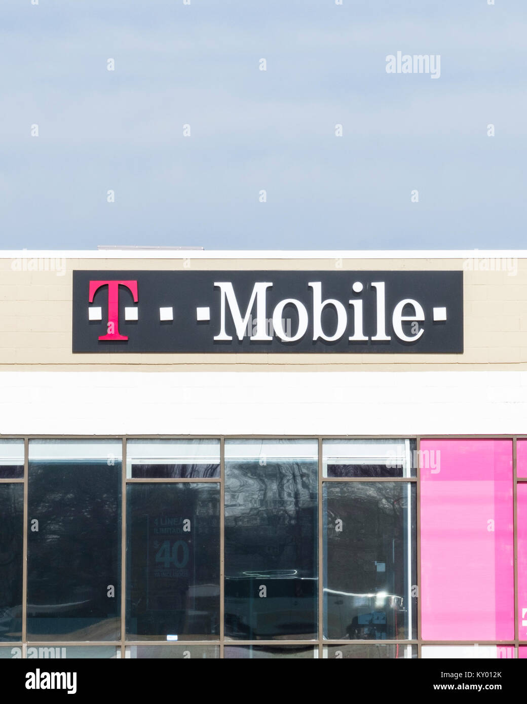 Von außen ein T Mobile Shop bietet Handys und Mobilfunk. Oklahoma City, Oklahoma, USA. Stockfoto