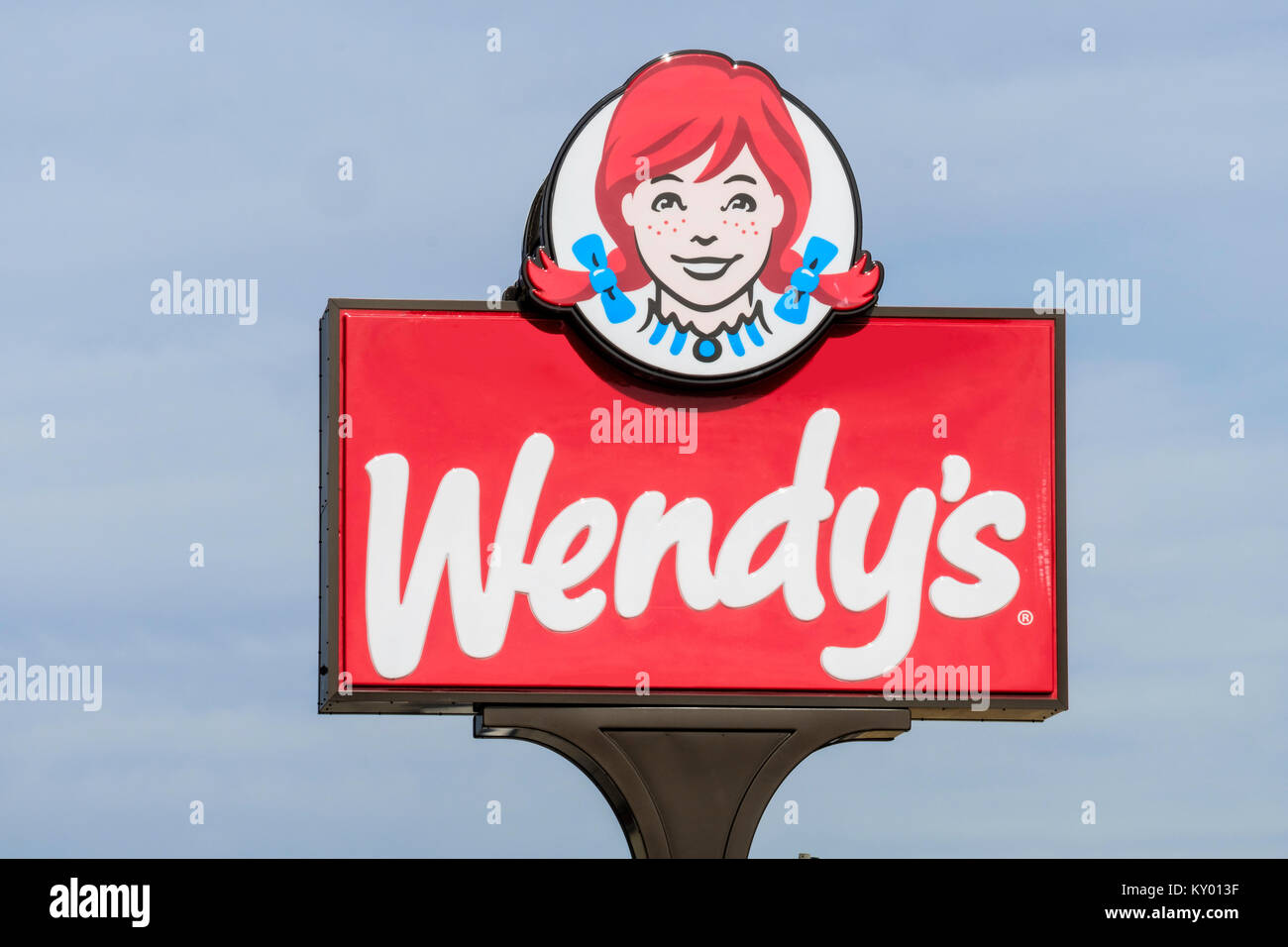 Ein Wendy's pole Zeichen Werbung Wendy Restaurant, Fast food Hamburger gemeinsame in Oklahoma City, Oklahoma, USA. Stockfoto