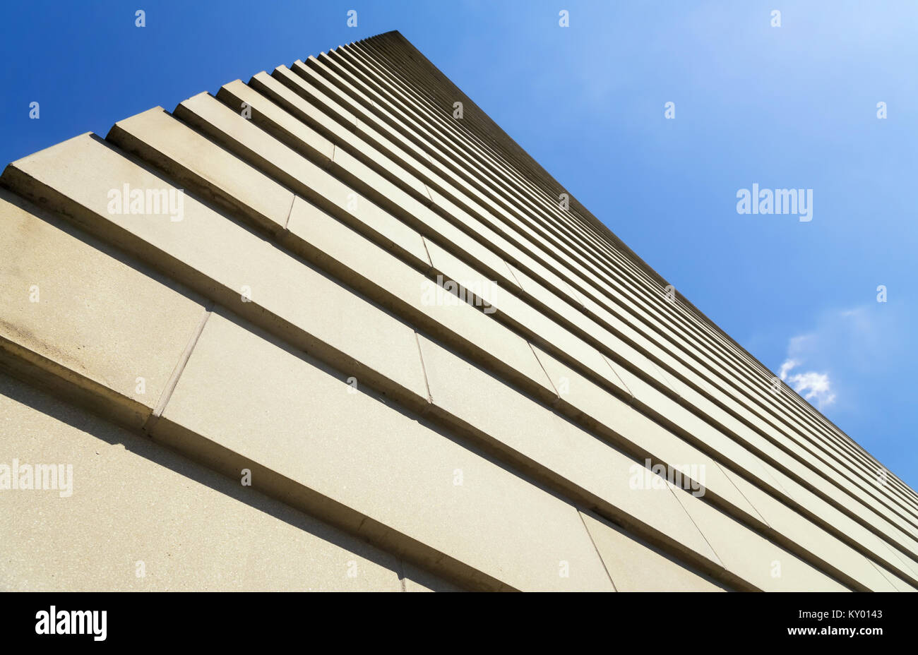 Fassade der Neuen Synagoge in Dresden, Deutschland - Ansicht von unten. Stockfoto