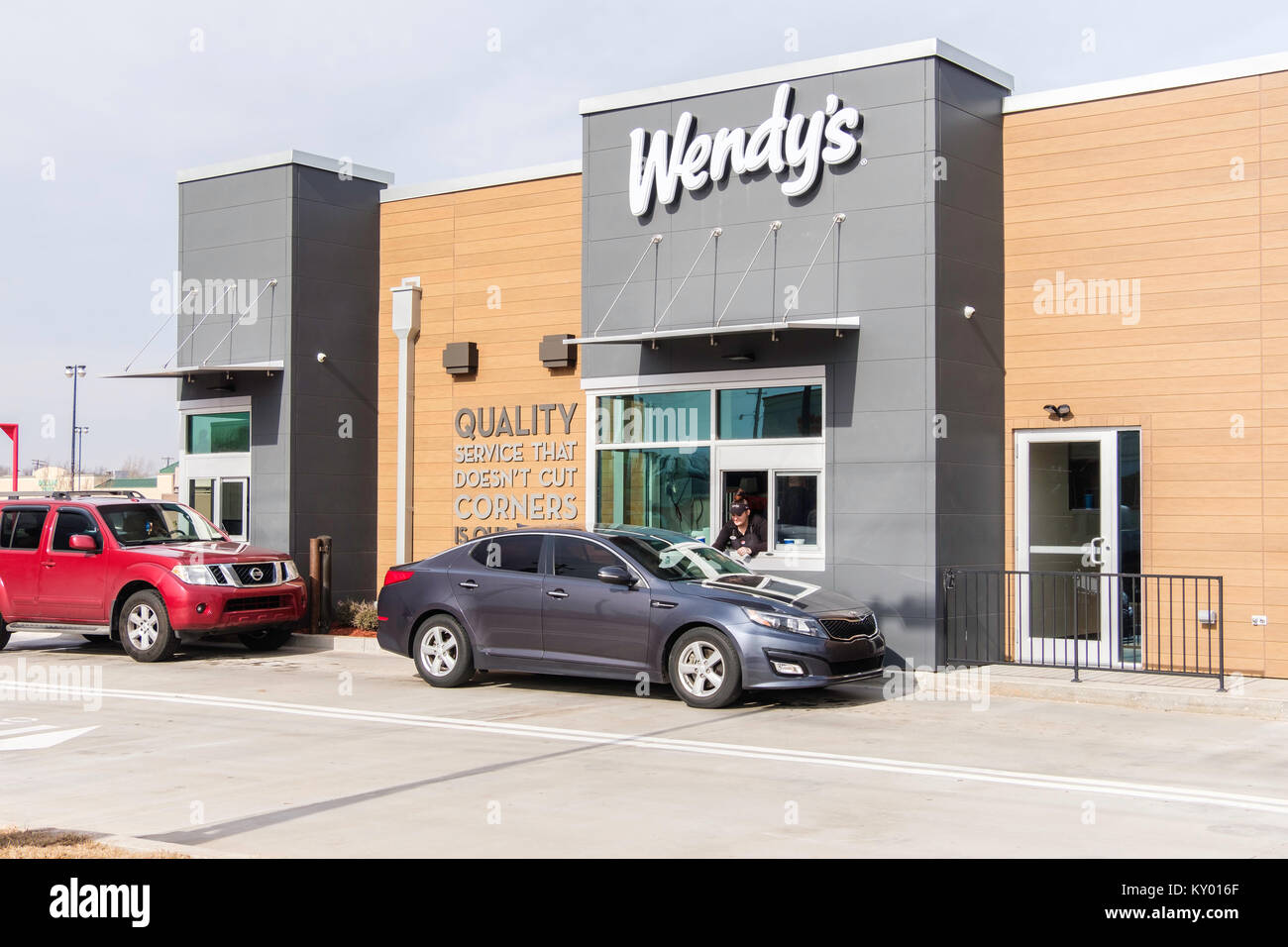 Eine Reihe von Kunden in Autos ausgerichtet werden, um an der takeout Fenster bei der Eröffnung eines neuen Wendy's Restaurant. Oklahoma City, Oklahoma, USA. Stockfoto