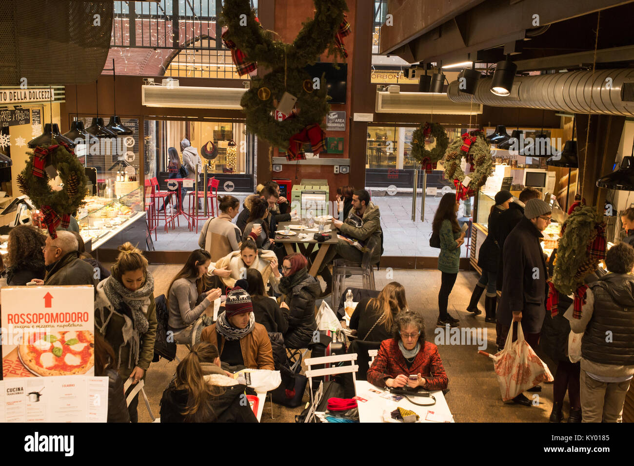 Bologna, Italien - Dezember 2017: die Menschen essen in Mercato di Mezzo (Mitte) einen berühmten indoor Lebensmittelmarkt in der charakteristischen Mittelalterlichen Stadt Stockfoto