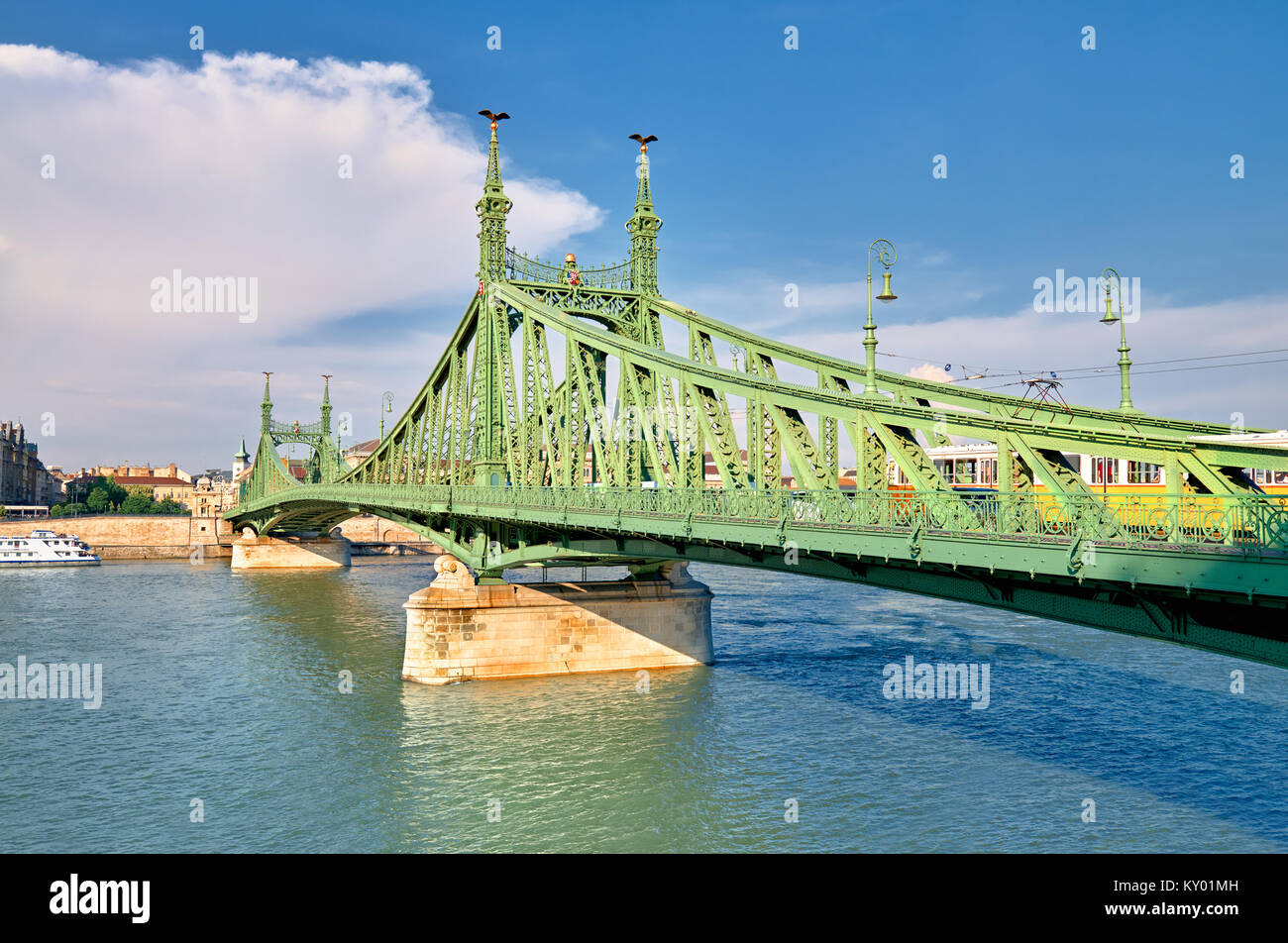 Liberty Bridge oder Freiheit Brücke zwischen Buda und Pest über der Donau auf einem hellen Tag. Stockfoto