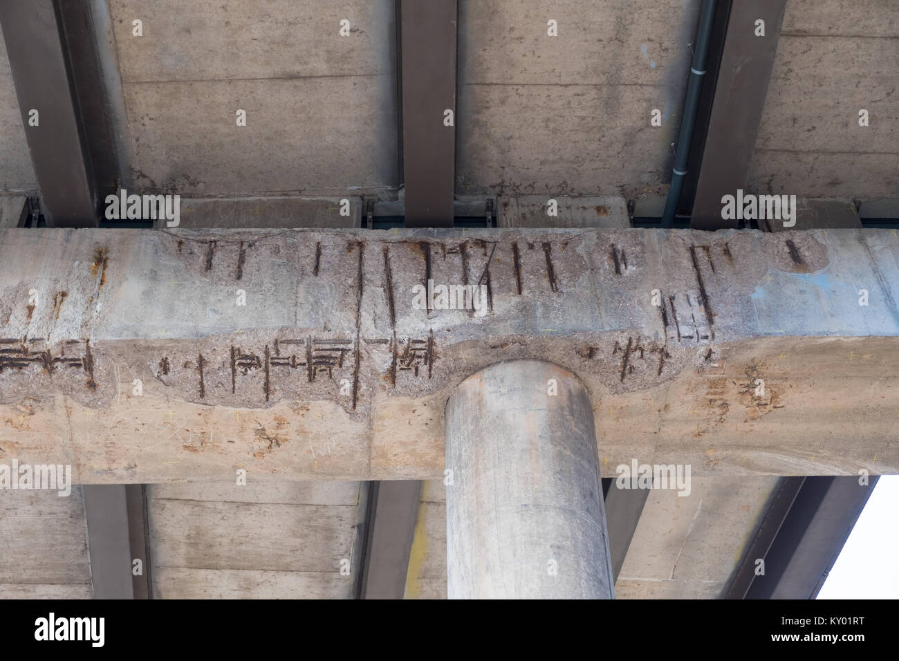 Spaghetti Abfahrt A38 (M) Birmingham Ring Road Beton Kies Hil Interchange River Tame abgenutzt erfordert Reparatur Stockfoto