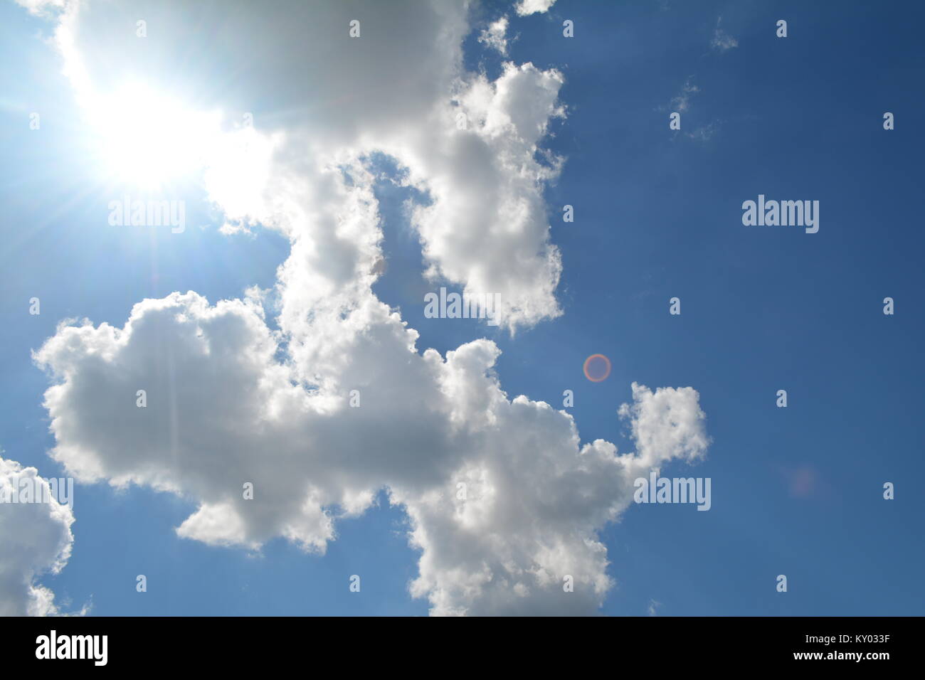 Weiße Wolke mit der Sonne Stockfoto
