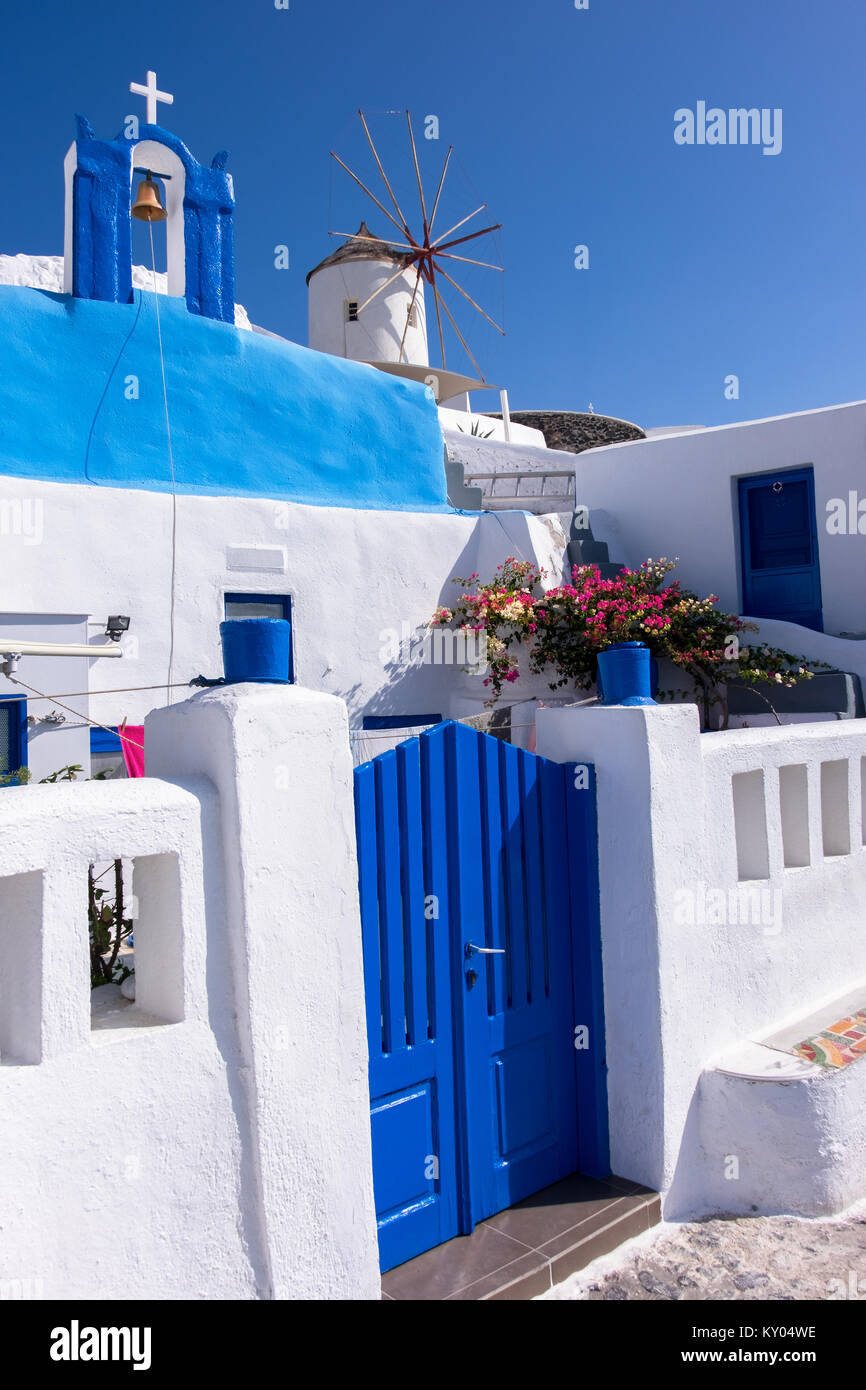 Windmühlen und Architektur der Insel Santorini, Griechenland, an einem hellen Tag Stockfoto