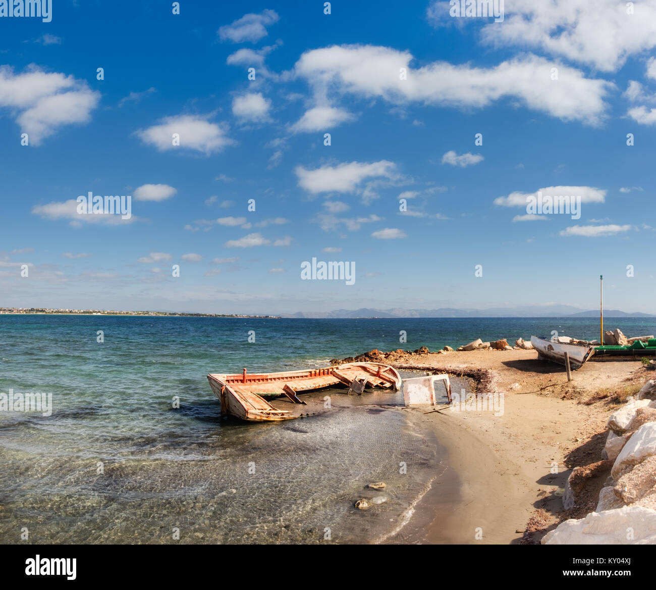 Alten Fischer Boote am Ufer der Ägäis in Griechenland Stockfoto