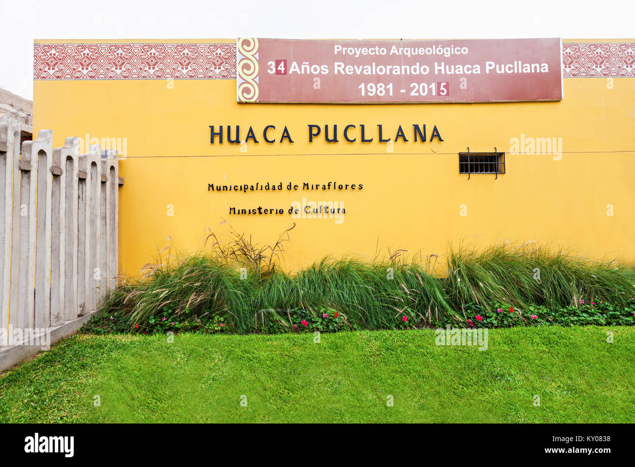 LIMA, PERU - 03. JUNI 2015: Eingang der Huaca Pucllana in Lima. Huaca Pucllana ist ein großer Adobe und Ton Pyramide im Miraflores distric entfernt Stockfoto