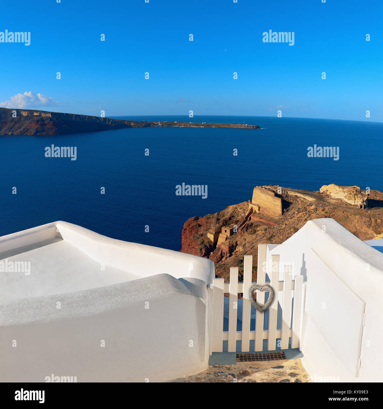 Holzzaun Tor in das Dorf Oia, Santorini, Griechenland. Dekorative Herzen am Zaun. Quadratische Komposition, Panoramic Image. Stockfoto