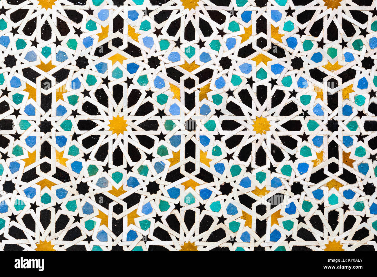FES, MAROKKO - 27. FEBRUAR 2016: Pattern design Element der Al-Attarine Madrasa in Fes, Marokko. Stockfoto