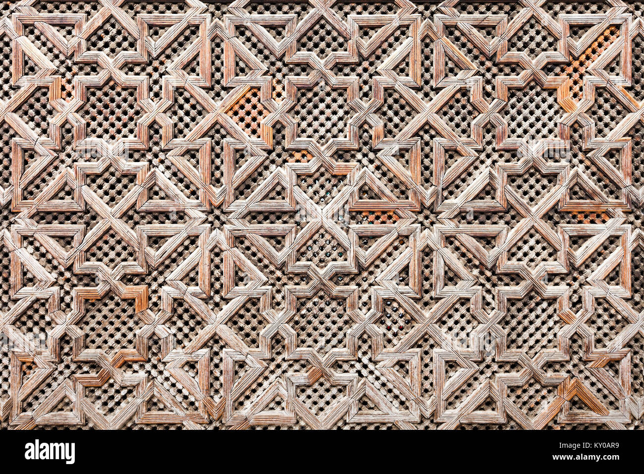 FES, MAROKKO - 27. FEBRUAR 2016: Pattern design Element der Madrasa Bou Inania in Fes in Marokko. Medrese Bou Inania ist als hervorragendes Beispiel bekannt Stockfoto