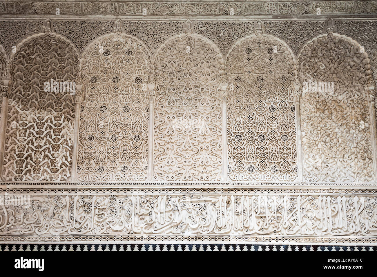 FEZ, MAROKKO - 27. FEBRUAR 2016: Pattern design Element der Al Attarine Madrasa in Medina von Fez in Marokko. Stockfoto