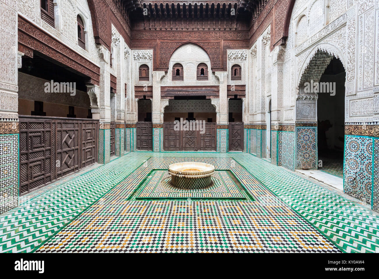 MEKNES, Marokko - Februar 29, 2016: Madrasa Bou Inania Interieur in Meknes, Marokko. Medrese Bou Inania ist als hervorragendes Beispiel für Mar quittiert Stockfoto