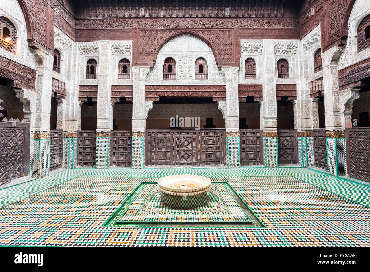 MEKNES, Marokko - Februar 29, 2016: Pattern design Element der Madrasa Bou Inania in Meknes, Marokko. Medrese Bou Inania ist als exc quittiert Stockfoto