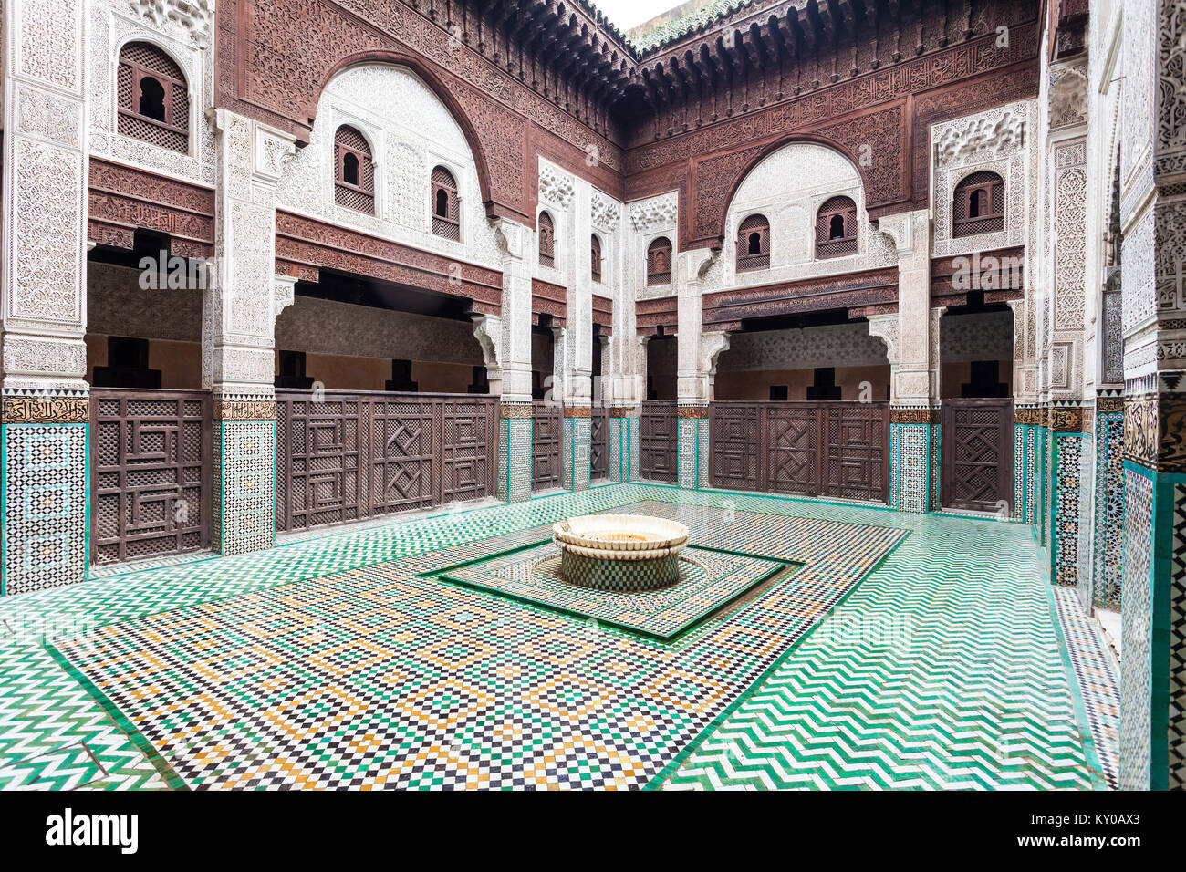 MEKNES, Marokko - Februar 29, 2016: Madrasa Bou Inania Interieur in Meknes, Marokko. Medrese Bou Inania ist als hervorragendes Beispiel für Mar quittiert Stockfoto