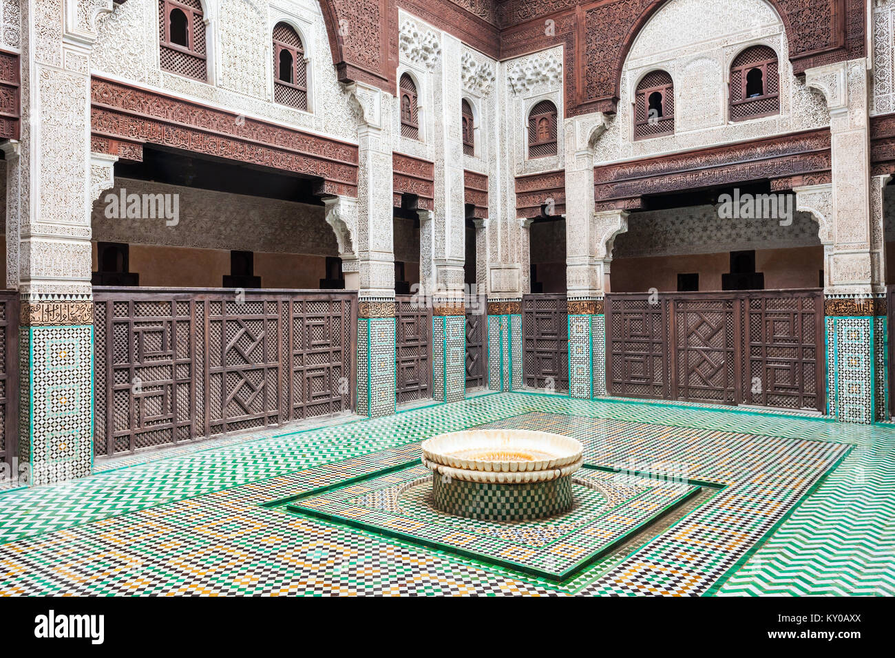 MEKNES, Marokko - Februar 29, 2016: Pattern design Element der Madrasa Bou Inania in Meknes, Marokko. Medrese Bou Inania ist als exc quittiert Stockfoto