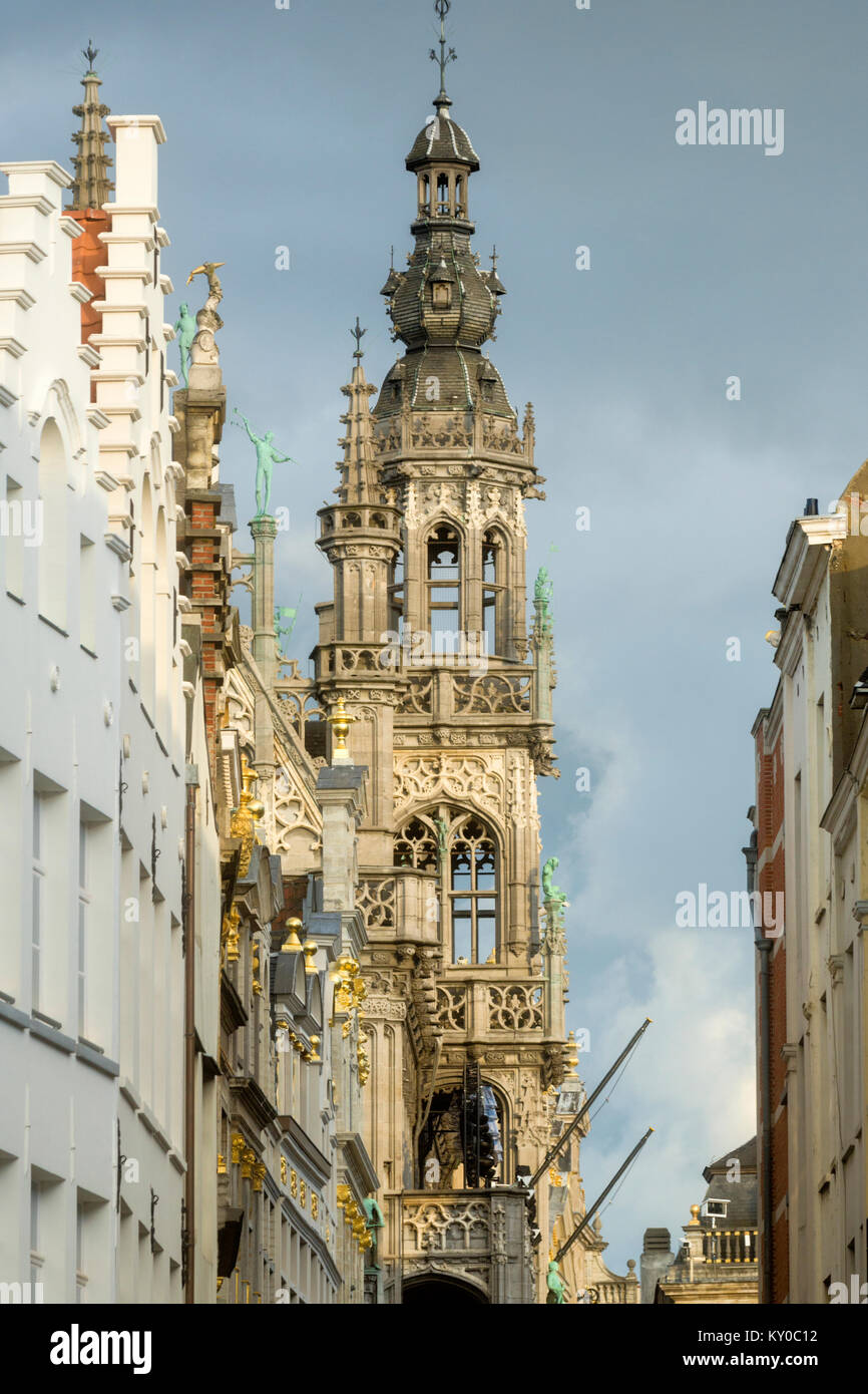 Fassade des Kings House mit vielen dekorativen Statuen in Brüssel, Belgien Stockfoto