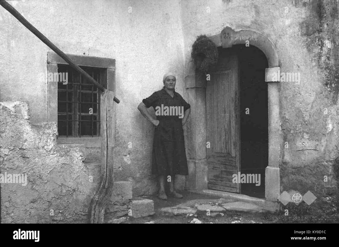 Schwarzweiß-Fotografie vom August 1958 des Hauses in „pri Skalonskih“, Budanje, mit Portal-Eingangstür und architektonischen Details. Eigentümer: Pavel Črmelj. Haushaltsnummer 67. Teren 15 – Vipava. Stockfoto