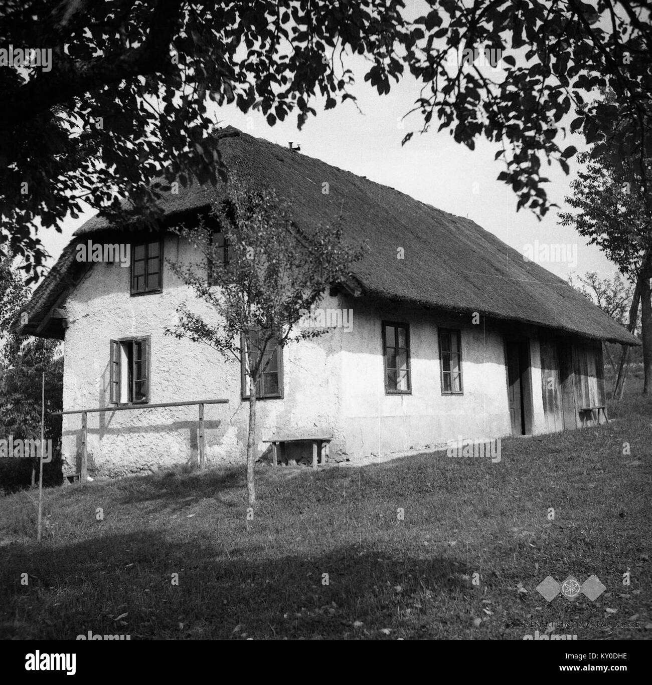 Das 1950 erbaute „Hiša St. Pavel“ in der Nähe von Tislarju ist ein traditionelles slowenisches Landhaus, das aus der Mitte des 20. Jahrhunderts stammende volkstümliche Architektur mit Schwerpunkt auf Zweckmäßigkeit und regionalem Design darstellt. Stockfoto