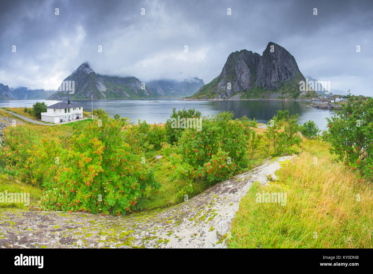 Malerische Norden Landschaft. In der Nähe von Reine Norwegen Fjorde, Lofoten. Stockfoto
