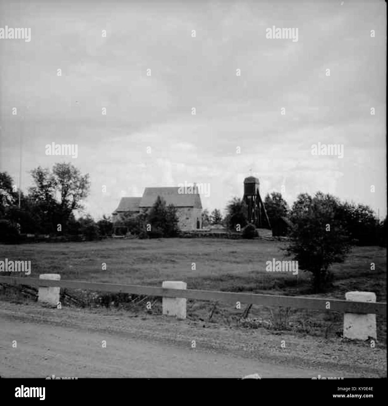 Die alte Kirche Hjälmseryd in Schweden ist ein bedeutendes historisches Gebäude mit religiösem und architektonischem Wert, das als kulturelles Erbe erhalten wurde Stockfoto