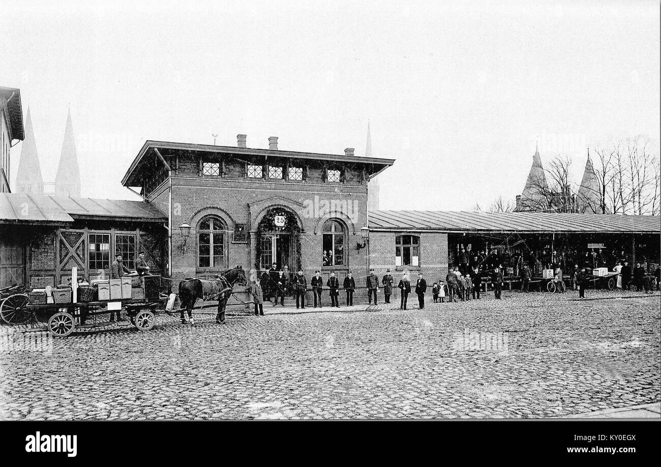 Foto des Güterbahnhofs HL mit Gleisen, Ladeplattformen, Lagergebäuden und Infrastrukturelementen in einem Logistikdrehkreuz. Stockfoto