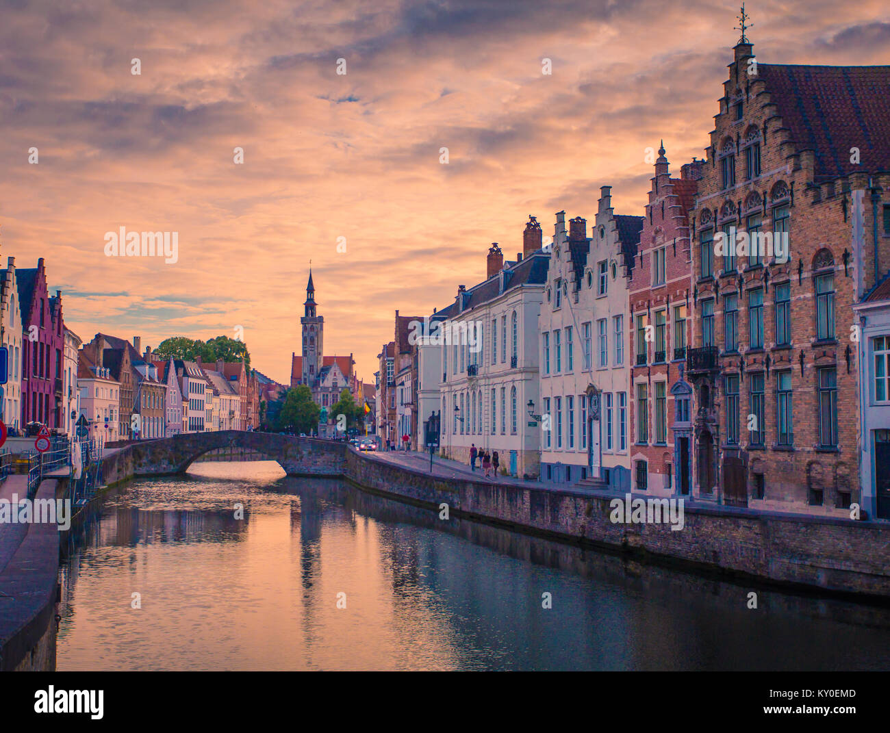Brugge abend Stadtbild. Alte Gebäude am Wasser Kanal in Brügge, Belgien. Stockfoto