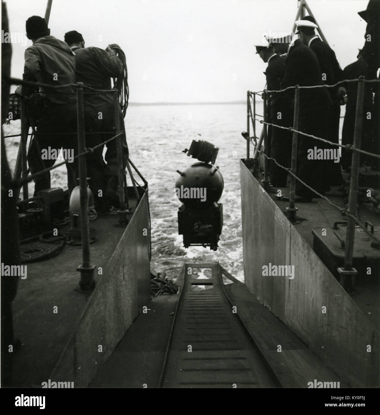 Die HMS Göta Lejon, ein schwedischer Marinekreuzer, wird gezeigt, wie sie während einer Verteidigungsoperation eine Marinemine einsetzt, was Schwedens maritime Verteidigungsfähigkeiten und Marinetaktiken Mitte des 20. Jahrhunderts veranschaulicht. Stockfoto