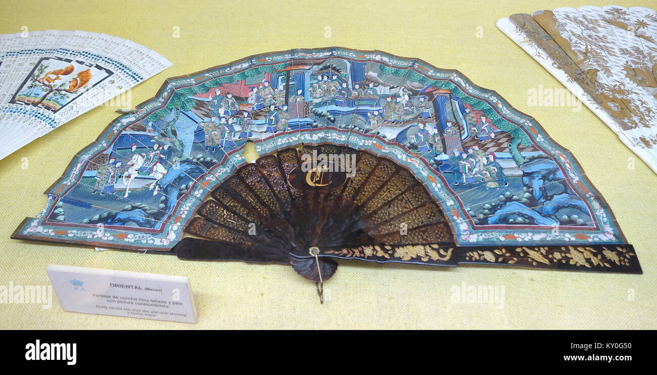Dieser dekorative Ventilator aus Macao, China, ist mit filigranen Rippen und Stoffen aus Muscheln ausgestattet. Es ist Teil der Sammlung im Fanraum des Alcázar de Sevilla, in der ostasiatische Kulturgüter ausgestellt werden. Stockfoto