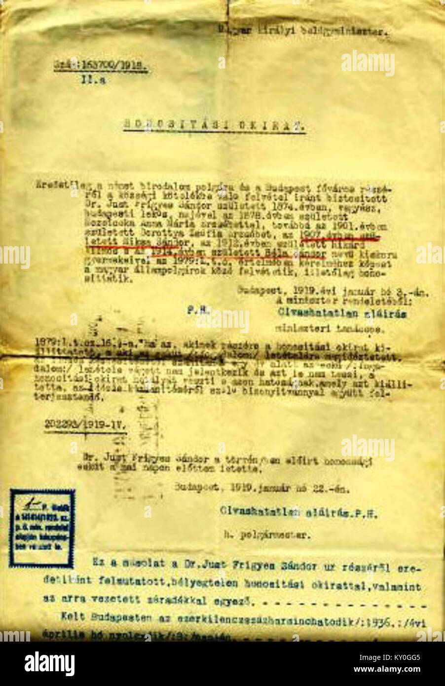 Honosítási okirat ist ein ungarisches Dokument, das Einzelpersonen die Staatsbürgerschaft oder Ehre verleiht. Das Dokument wird in juristischer und offizieller Funktion verwendet und stellt die formelle Anerkennung des neuen Status oder der neuen Ehre einer Person in der ungarischen Gesellschaft dar. Solche Dokumente haben historische Bedeutung und spiegeln die Rechtspraktiken in Ungarn wider. Stockfoto