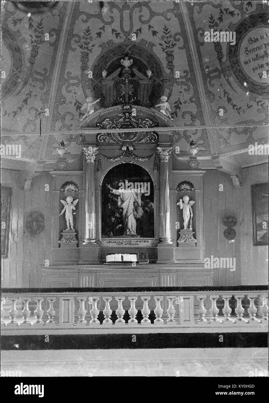 Hällefors kyrka, 1644–1645 als Kapelle erbaut und zwischen 1740 und 1744 zu einer kreuzförmigen Kirche ausgebaut, befindet sich in der Gemeinde Hällefors im Kreis Örebro, Schweden. Die Kirche verfügt über eine rote Holzverkleidung, einen zentralen Turm und Deckengemälde, die die vier Evangelisten darstellen. Sie ist Teil der schwedischen Kirche und befindet sich in Fjällbovägen in Hällefors. Stockfoto