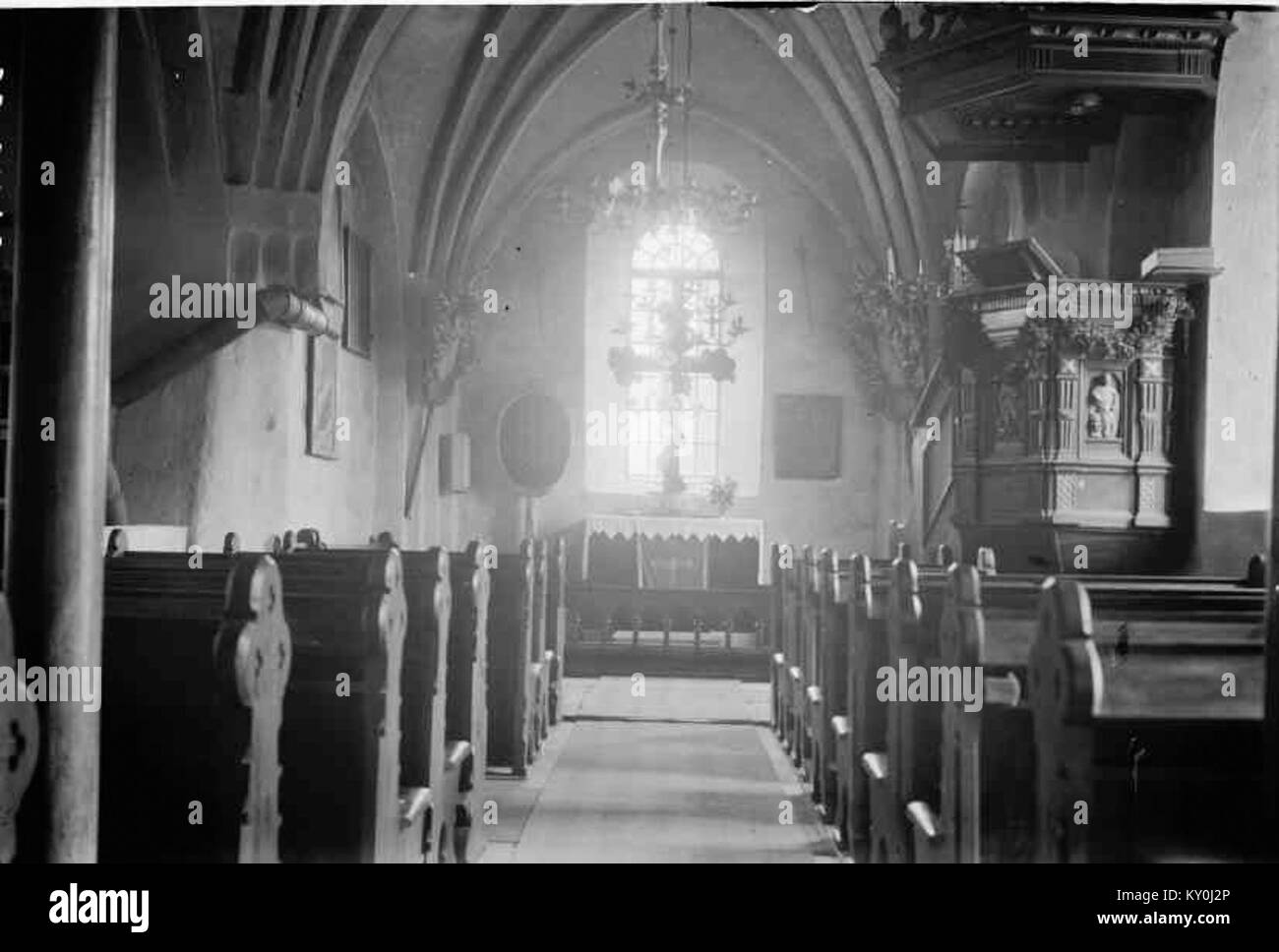 Die Kirche Hårds in Schweden, dokumentiert durch das schwedische Nationaldenkmal (KMB), ist eine historische Pfarrkirche, die für ihren traditionellen schwedischen Architekturstil und ihre erhaltenen historischen Details bekannt ist. Stockfoto