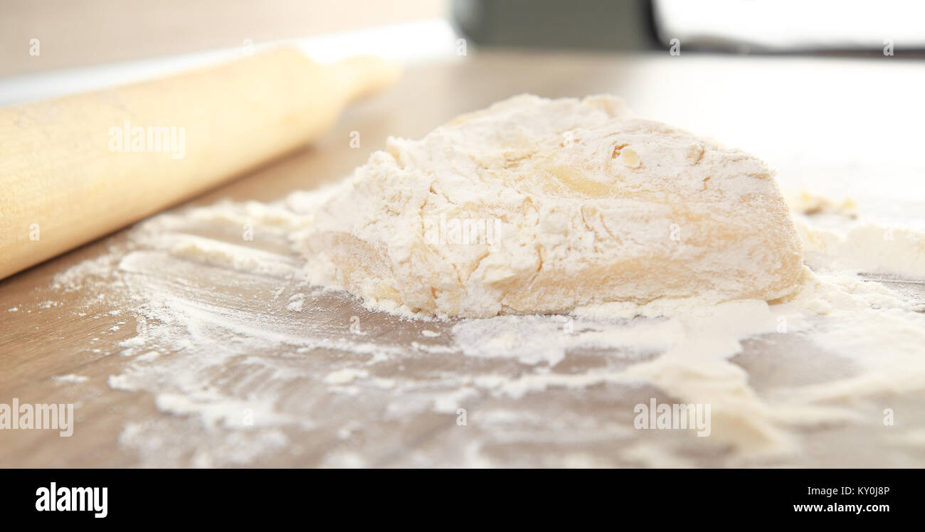 Teig auf weißes Mehl close-up. Backen Hintergrund. Stockfoto