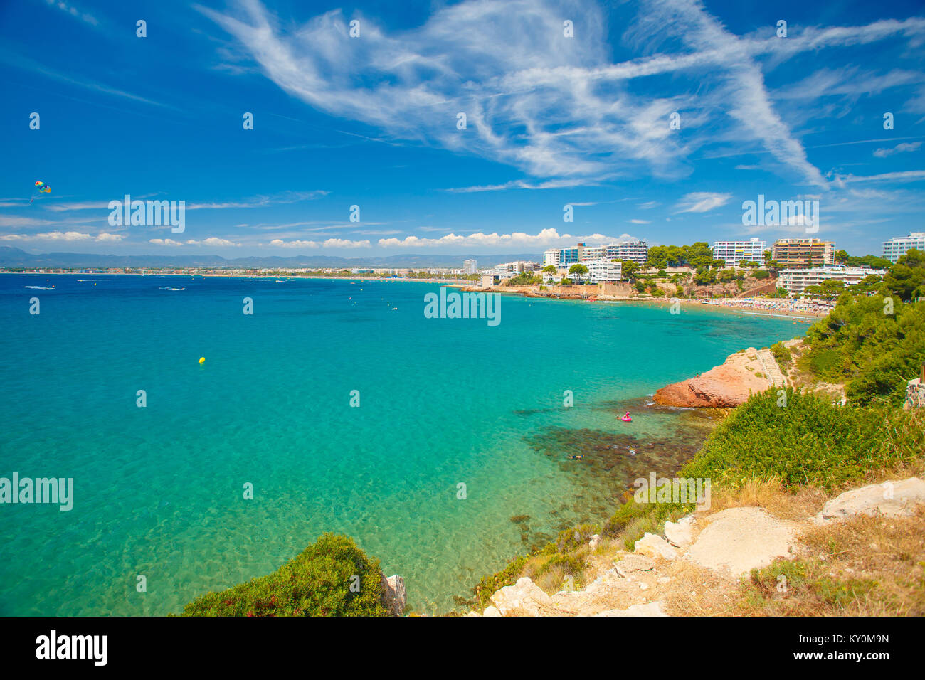Clear Sky über Meer. Urlaubsort in der malerischen Landschaft. Costa Dorada Spanien Resort. Stockfoto