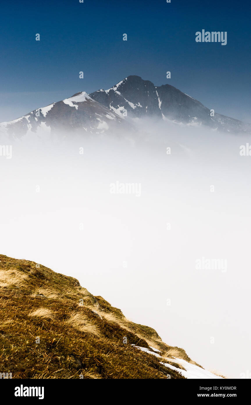 Die Schottischen berge Ciste Dubh (Der schwarze Sarg) Aufzucht bis eindrucksvoll durch eine Wolke inversion Ende März. Das Foto wurde vom Th genommen Stockfoto