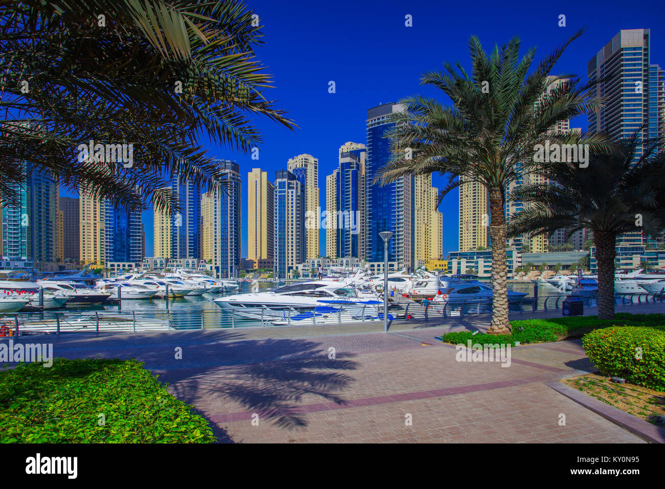 Das stadtbild von Dubai an einem sonnigen Tag. Wolkenkratzer am klaren, blauen Himmel Hintergrund. Palmen in Luxus in Dubai. Stockfoto