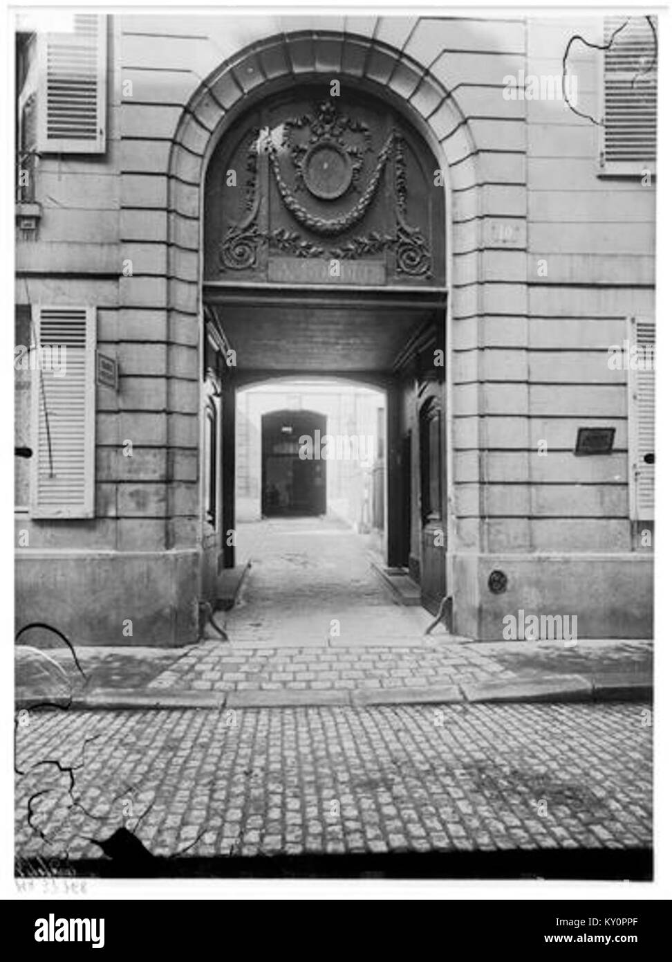 Dieser Titel bezieht sich auf das Hôtel de Mallier du Houssay, das sich im 4. Arrondissement von Paris befindet. Das Bild zeigt das Portal dieses historischen Gebäudes, das sowohl für das architektonische als auch für das kulturelle Erbe von Bedeutung ist. Stockfoto