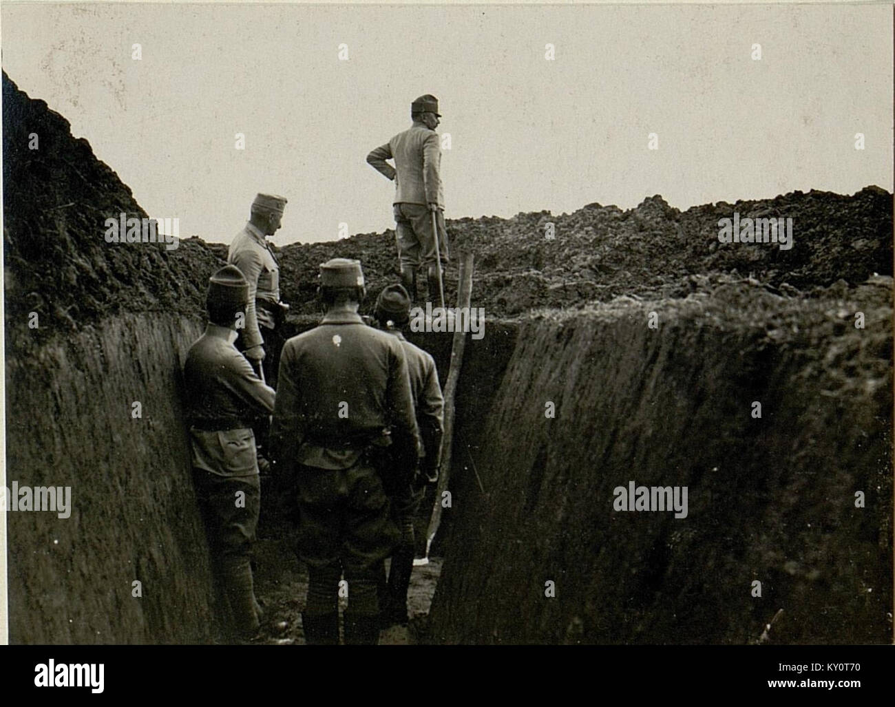 Ein historisches Foto, das Feldmarschall-Leutnant Hofmann in einem Graben des Ersten Weltkriegs bei Michalowka zeigt, wie ein hochrangiger österreichisch-ungarischer Offizier während der Feldzüge der Ostfront die Bedingungen an der Front beobachtete. Stockfoto