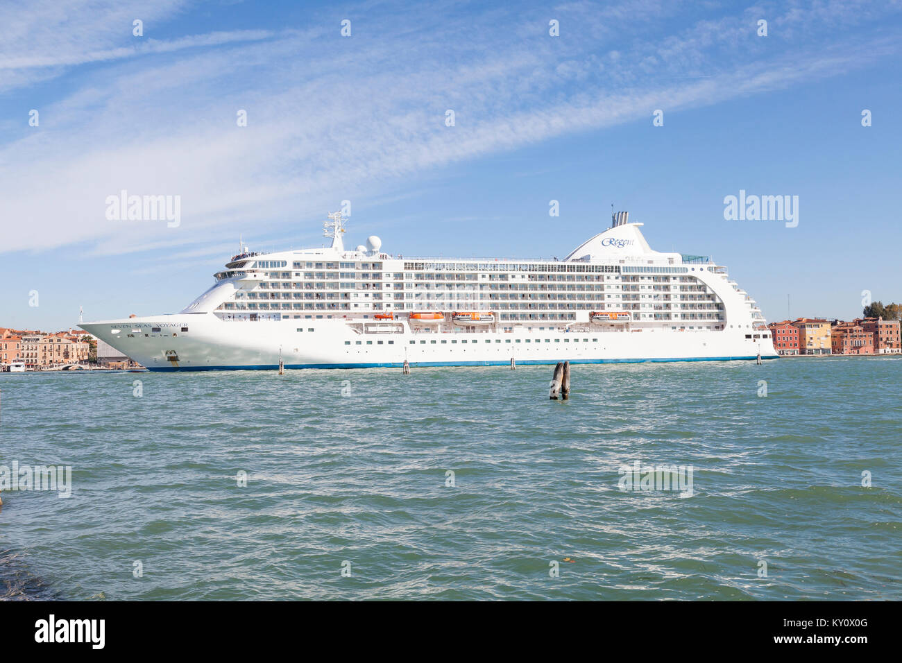 Regent Seven Seas Voyager Kreuzfahrt in Venedig, Italien unter tow Pasing durch Basino San Marco und Castello Stockfoto