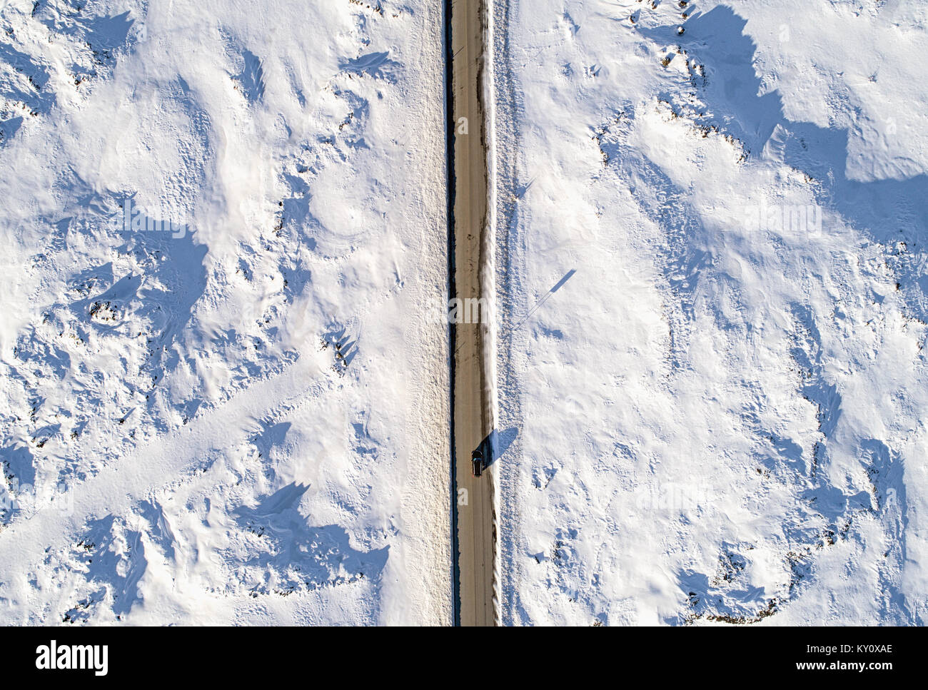 Auto Fahren auf einer Landstraße bei eisigen Bedingungen aus gesehen gerade oben Stockfoto