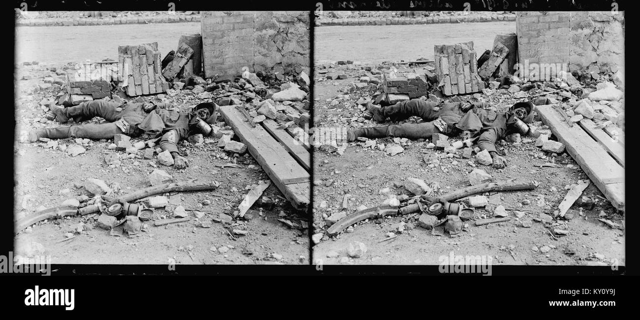 Eine Stereoaufnahme aus Glas vom 14. September 1918 in Fismettes (Marne, Frankreich) zeigt den Körper eines deutschen Soldaten in einem Muschelloch und dokumentiert die Kriegsopfer an der Westfront im Ersten Weltkrieg. Stockfoto