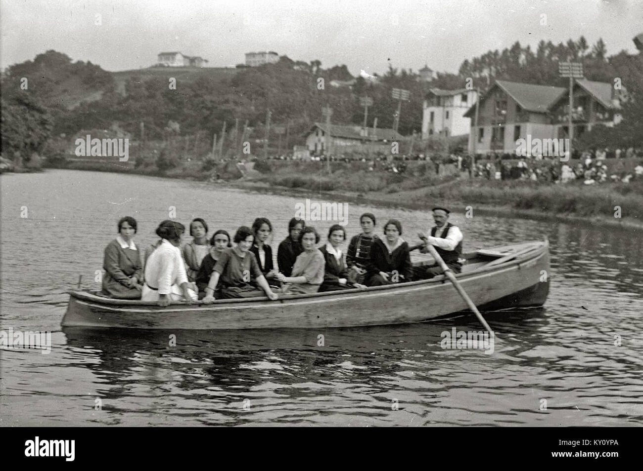 Ein historisches Bild, das ein Boot- und cucaña-Wettkampf auf dem Fluss Urumea im Stadtteil Loiola darstellt und lokale Sporttraditionen und Flussaktivitäten zeigt. Stockfoto