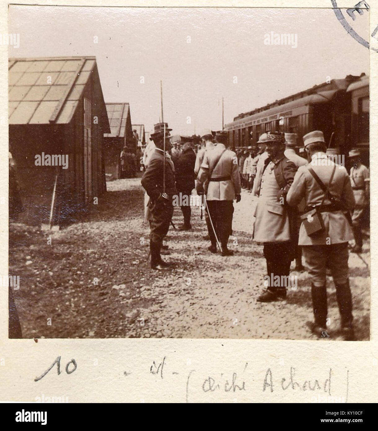Dieses Foto, aufgenommen am 28. Mai 1916, zeigt den französischen Präsidenten Raymond Poincaré, der während des Ersten Weltkrieges Soldaten in Fleury-sur-Aire Auszeichnungen verlieh Stockfoto