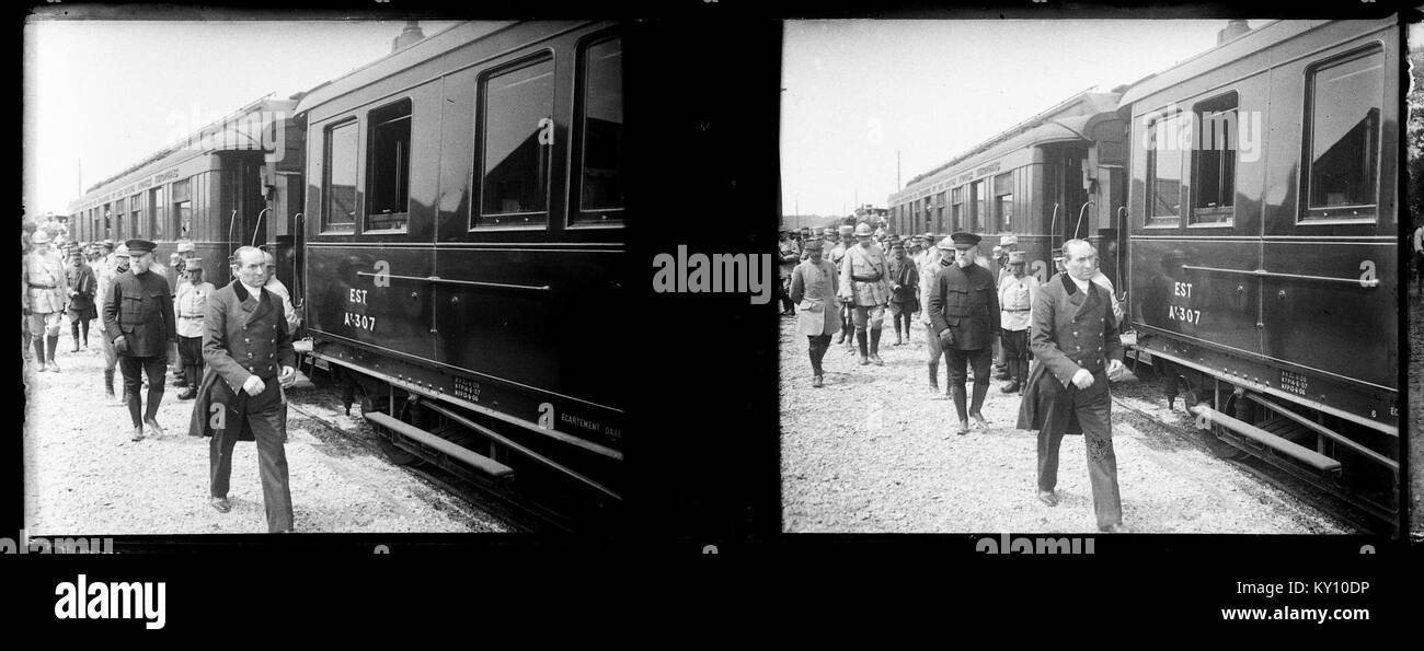 Eine Fotografie vom 28. Mai 1916, auf der Raymond Poincaré während des Ersten Weltkriegs an Soldaten auf der Station Fleury-sur-Aire auszeichnete Stockfoto