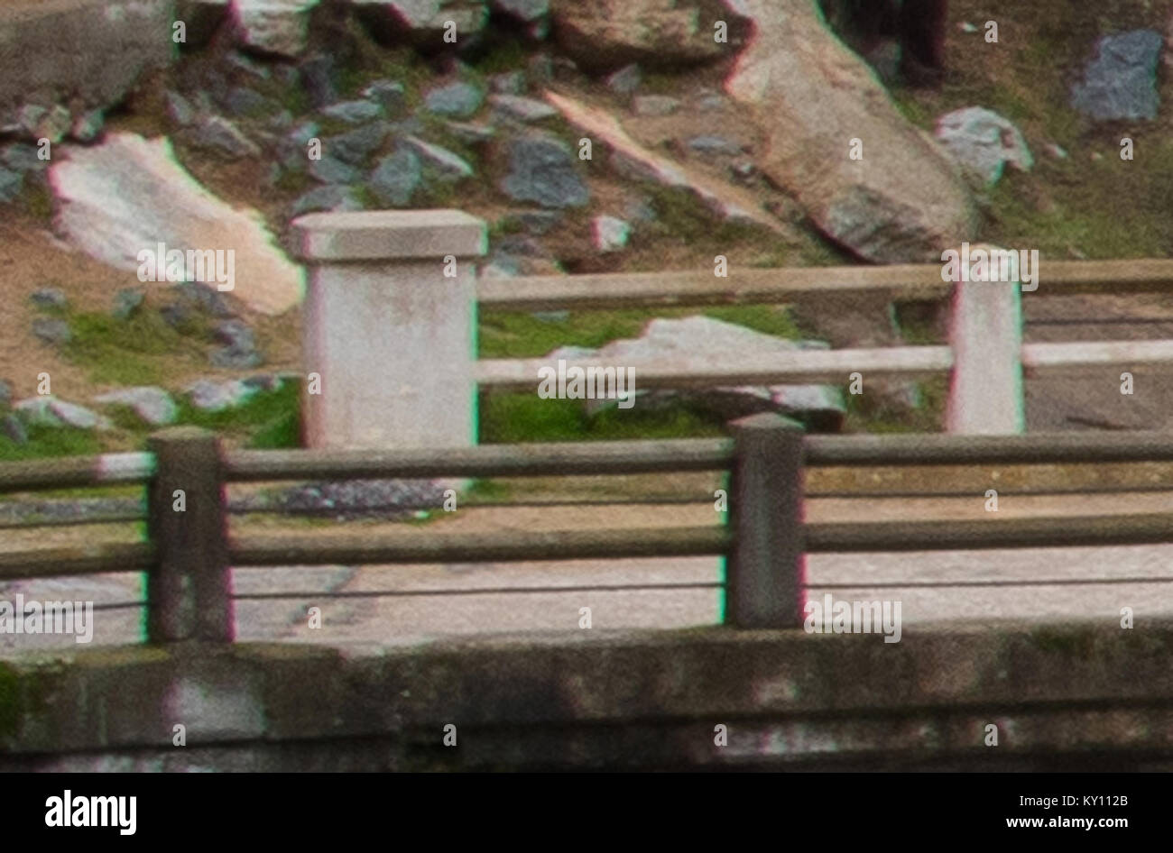 Ein Foto, das Überschwemmungen unter der Brücke der Old Route 49 über den South Yuba River in Nevada City, Kalifornien, zeigt, wie sich Naturereignisse auf die lokale Infrastruktur auswirken. Stockfoto
